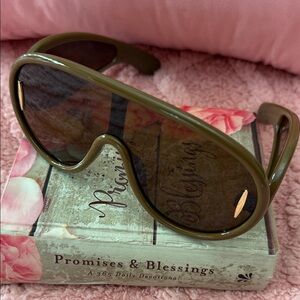 Chic Olive Green Oversized Statement Sunglasses